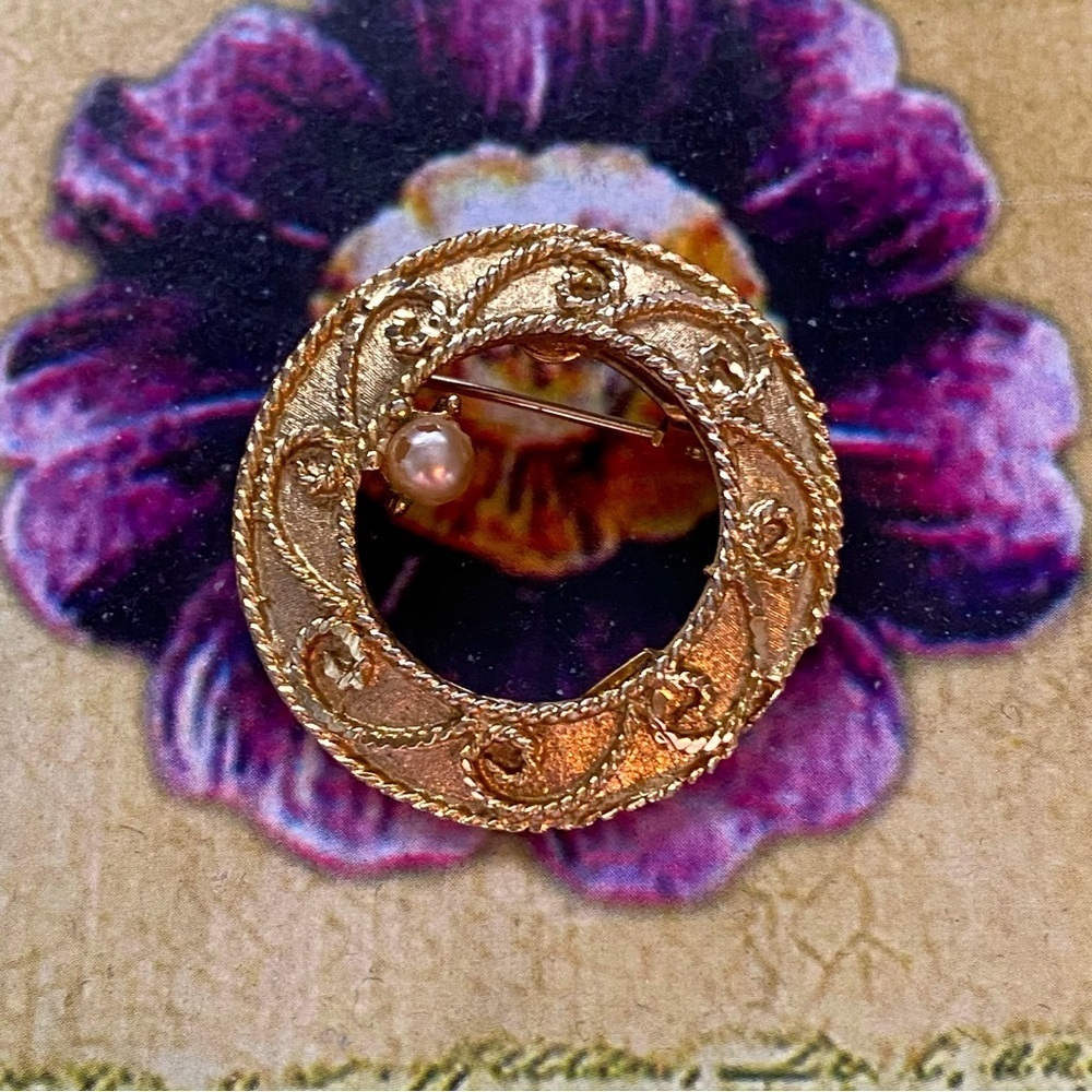 Vintage Mamselle Gold Etched Open circle pearl brooch 1”